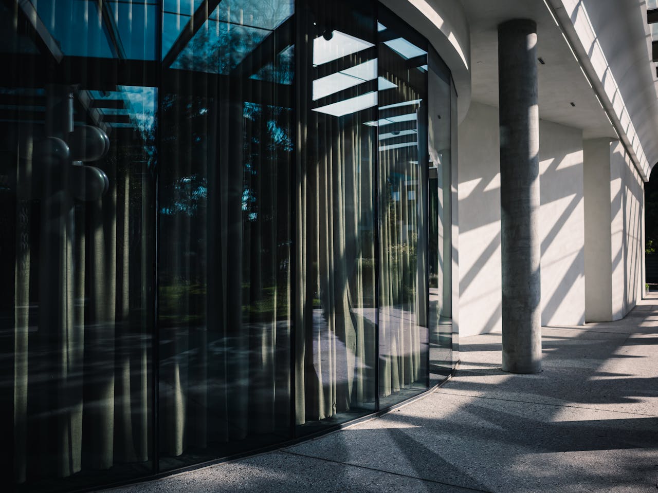 Read more about the article Does Office Window Tinting Really Make a Difference Benefits for Perth Businesses